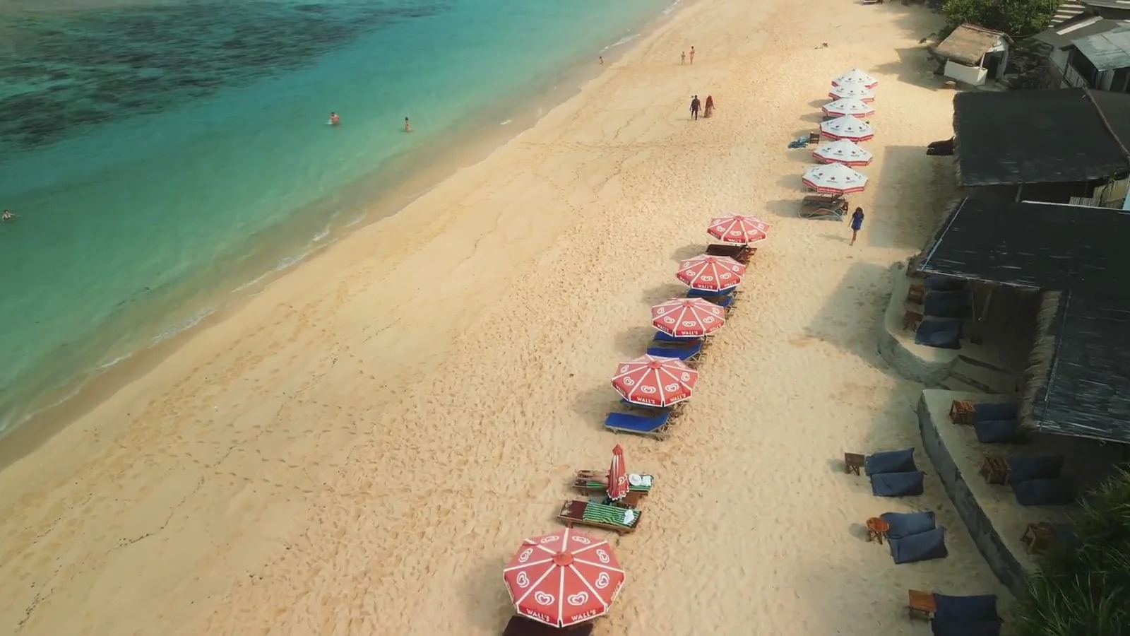 Pantai Bali dengan ombak biru dan langit cerah