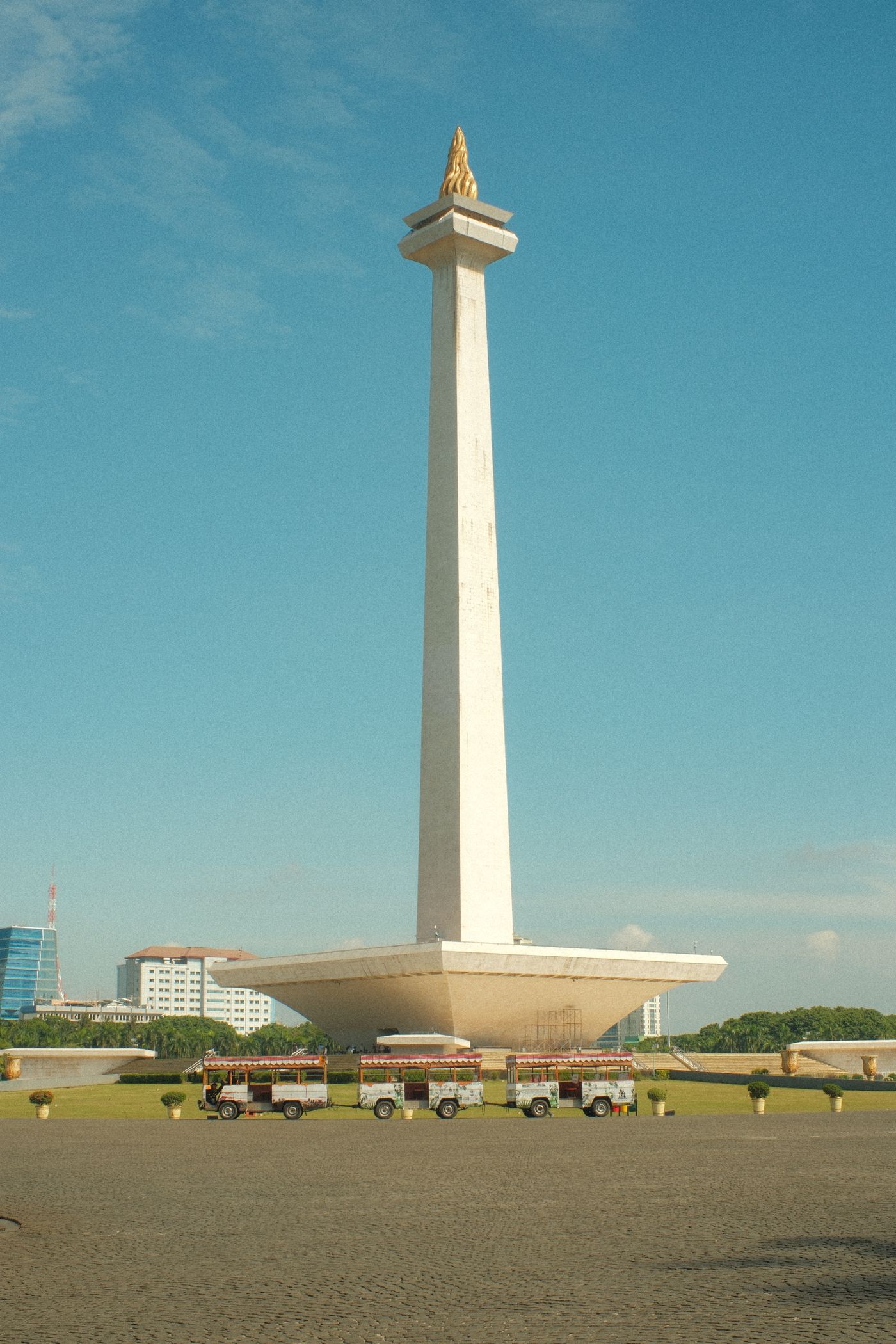 Monumen Nasional Jakarta dengan latar langit biru